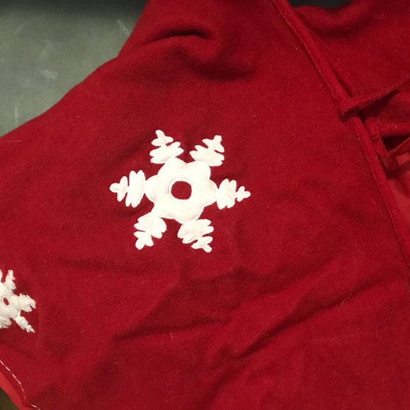 Red Christmas Tree skirt with snowflakes appliqué motif (fully lined) - Picture 5 of 8